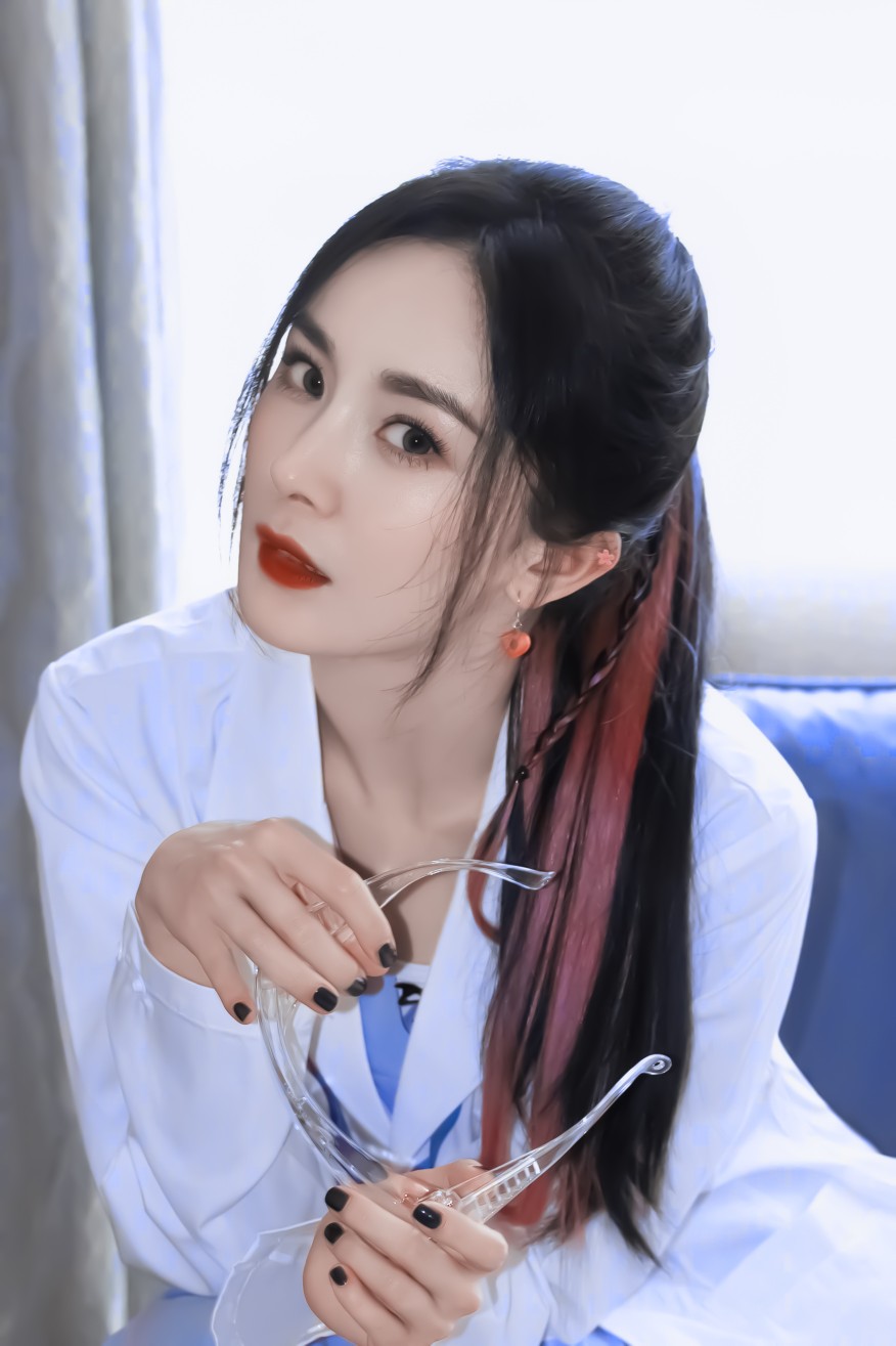 #粉色挑染马尾#
杨幂'