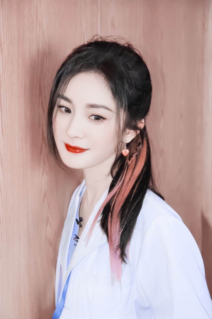 #粉色挑染马尾#
杨幂'