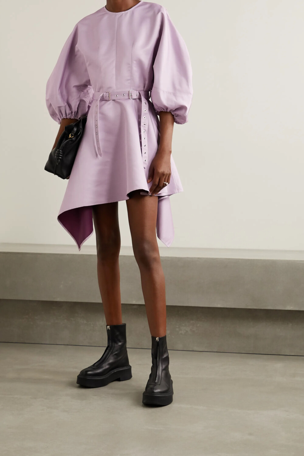 Marques' Almeida 这款罗缎迷你连衣裙设有蓬松俏皮的泡泡袖，可调式腰带恰能收束略微宽松的上身，不对称的宽大裙摆则尽显飘逸浪漫之感。在品牌 2020 秋冬大秀上，设计师选择为其搭配及膝长靴，而本站造型师认为，单品与厚底军靴或时髦高跟鞋亦颇为相称。