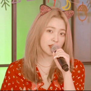 我会把对你的喜欢全部分出去，一分给月光，一分给星河，一分给彩虹，一分给云朵，剩下全部给生活，我一定努力热爱。


#金艺琳