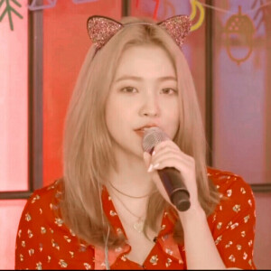 我会把对你的喜欢全部分出去，一分给月光，一分给星河，一分给彩虹，一分给云朵，剩下全部给生活，我一定努力热爱。


#金艺琳