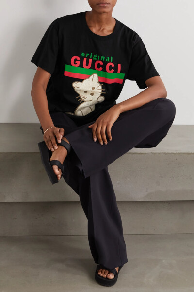 Gucci 创意总监 Alessandro Michele 不断翻新演绎品牌经典的图案 T 恤，每一季都能献上摩登又趣致的新版本。这一款出自 2020 早秋系列，采用柔软的纯棉平纹布制成，印有该时装屋的 Logo，还点缀着以童年记忆为灵感的…