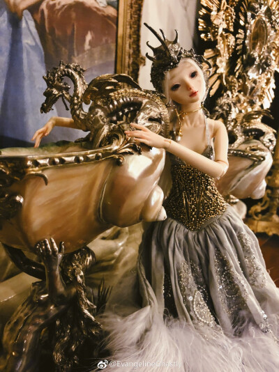 Silver.
Enchanted doll
娃娃材质：树脂；配饰材质：银。
人形师：Marina Bychkova. ​