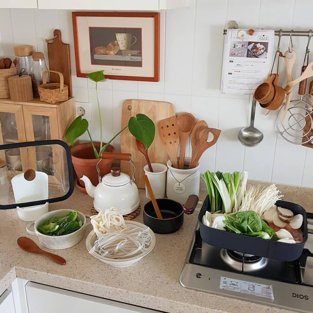 11
永远不要与人去辩论，你也很难把别人辩服，因为立场不同，因为没有对错，只有规则，只有利益。
圈子不同，不必强融。
12
一定要去掌控自己的生活，而不要让生活带着你走。
13
蔡康永曾说，你15岁的时候觉得游泳难，放弃游泳，到18岁遇见一个你喜欢的人约你去游泳，你只好说：“我不会耶”。你18岁觉得英语难，放弃英语，你28岁遇到了一份非常好也很适合你但是要求会英语的工作，你只好说“我不会耶”。
出来混总是要还的，前期偷懒，后期肯定要花数倍的精力来弥补，更遗憾的是，不一定补得上。
人生最可怕的事，是一边后悔一边生活。
14
婚姻里的指责和抱怨不是因为“我爱你”，而是因为“我情绪管理不好”。
指责不是爱，而是婚姻的杀手。
15
父母的话不全是对的，父母的爱不全是无私的。
16
成熟不等于世故，知世故而不世故，才是最善良的成熟。
17
你其实并没有想象中那么依赖父母，但父母依赖你的程度远远超过于你的想象。
18
尽量不给别人添麻烦，别人最好也别麻烦我。这句话不是冷漠，是成熟。
19
分开的时候一定要用力告别，因为说再见，也许真的是再也不见。