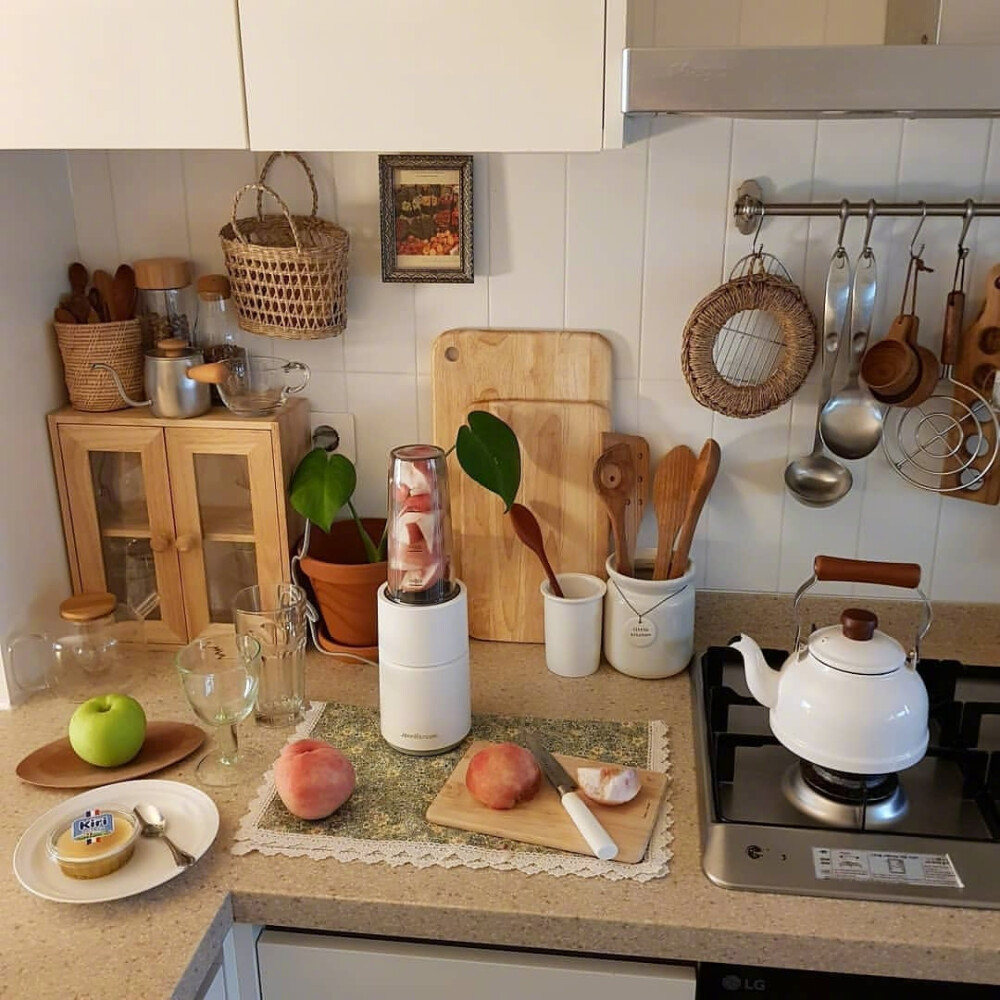 11
永远不要与人去辩论，你也很难把别人辩服，因为立场不同，因为没有对错，只有规则，只有利益。
圈子不同，不必强融。
12
一定要去掌控自己的生活，而不要让生活带着你走。
13
蔡康永曾说，你15岁的时候觉得游泳难，放弃游泳，到18岁遇见一个你喜欢的人约你去游泳，你只好说：“我不会耶”。你18岁觉得英语难，放弃英语，你28岁遇到了一份非常好也很适合你但是要求会英语的工作，你只好说“我不会耶”。
出来混总是要还的，前期偷懒，后期肯定要花数倍的精力来弥补，更遗憾的是，不一定补得上。
人生最可怕的事，是一边后悔一边生活。
14
婚姻里的指责和抱怨不是因为“我爱你”，而是因为“我情绪管理不好”。
指责不是爱，而是婚姻的杀手。
15
父母的话不全是对的，父母的爱不全是无私的。
16
成熟不等于世故，知世故而不世故，才是最善良的成熟。
17
你其实并没有想象中那么依赖父母，但父母依赖你的程度远远超过于你的想象。
18
尽量不给别人添麻烦，别人最好也别麻烦我。这句话不是冷漠，是成熟。
19
分开的时候一定要用力告别，因为说再见，也许真的是再也不见。