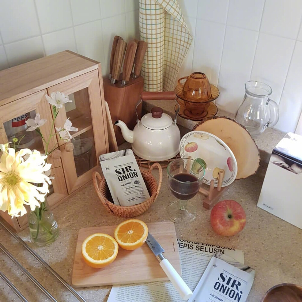 11
永远不要与人去辩论，你也很难把别人辩服，因为立场不同，因为没有对错，只有规则，只有利益。
圈子不同，不必强融。
12
一定要去掌控自己的生活，而不要让生活带着你走。
13
蔡康永曾说，你15岁的时候觉得游泳难，放弃游泳，到18岁遇见一个你喜欢的人约你去游泳，你只好说：“我不会耶”。你18岁觉得英语难，放弃英语，你28岁遇到了一份非常好也很适合你但是要求会英语的工作，你只好说“我不会耶”。
出来混总是要还的，前期偷懒，后期肯定要花数倍的精力来弥补，更遗憾的是，不一定补得上。
人生最可怕的事，是一边后悔一边生活。
14
婚姻里的指责和抱怨不是因为“我爱你”，而是因为“我情绪管理不好”。
指责不是爱，而是婚姻的杀手。
15
父母的话不全是对的，父母的爱不全是无私的。
16
成熟不等于世故，知世故而不世故，才是最善良的成熟。
17
你其实并没有想象中那么依赖父母，但父母依赖你的程度远远超过于你的想象。
18
尽量不给别人添麻烦，别人最好也别麻烦我。这句话不是冷漠，是成熟。
19
分开的时候一定要用力告别，因为说再见，也许真的是再也不见。