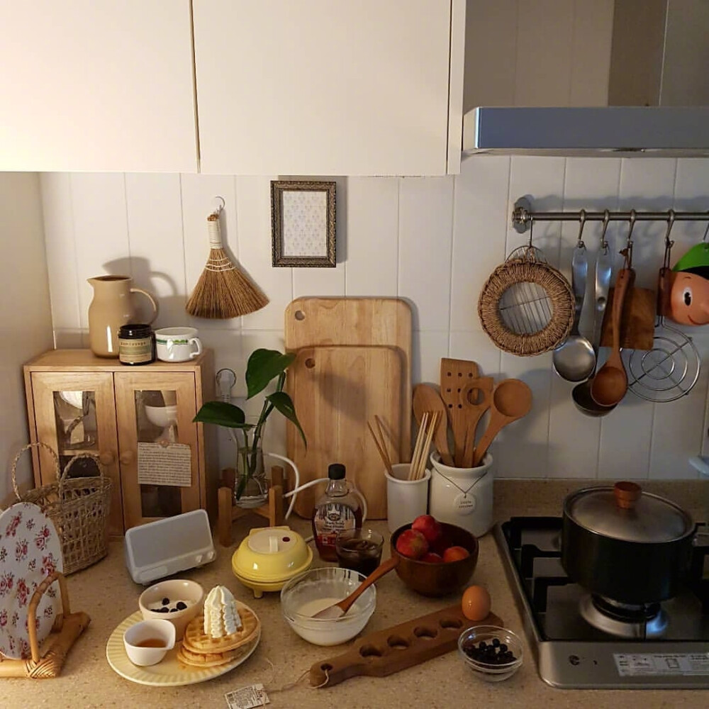 11
永远不要与人去辩论，你也很难把别人辩服，因为立场不同，因为没有对错，只有规则，只有利益。
圈子不同，不必强融。
12
一定要去掌控自己的生活，而不要让生活带着你走。
13
蔡康永曾说，你15岁的时候觉得游泳难，放弃游泳，到18岁遇见一个你喜欢的人约你去游泳，你只好说：“我不会耶”。你18岁觉得英语难，放弃英语，你28岁遇到了一份非常好也很适合你但是要求会英语的工作，你只好说“我不会耶”。
出来混总是要还的，前期偷懒，后期肯定要花数倍的精力来弥补，更遗憾的是，不一定补得上。
人生最可怕的事，是一边后悔一边生活。
14
婚姻里的指责和抱怨不是因为“我爱你”，而是因为“我情绪管理不好”。
指责不是爱，而是婚姻的杀手。
15
父母的话不全是对的，父母的爱不全是无私的。
16
成熟不等于世故，知世故而不世故，才是最善良的成熟。
17
你其实并没有想象中那么依赖父母，但父母依赖你的程度远远超过于你的想象。
18
尽量不给别人添麻烦，别人最好也别麻烦我。这句话不是冷漠，是成熟。
19
分开的时候一定要用力告别，因为说再见，也许真的是再也不见。