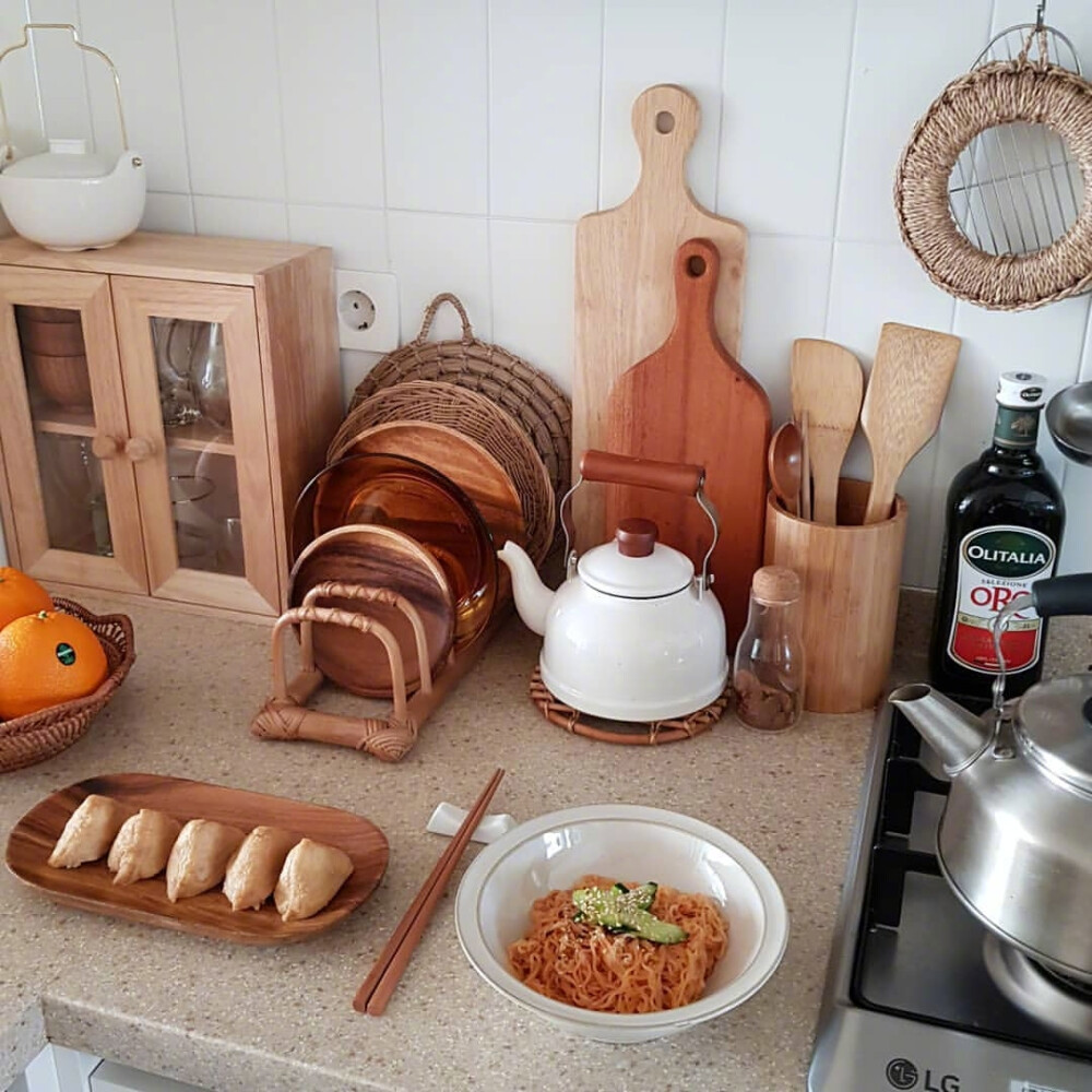 11
永远不要与人去辩论，你也很难把别人辩服，因为立场不同，因为没有对错，只有规则，只有利益。
圈子不同，不必强融。
12
一定要去掌控自己的生活，而不要让生活带着你走。
13
蔡康永曾说，你15岁的时候觉得游泳难，放弃游泳，到18岁遇见一个你喜欢的人约你去游泳，你只好说：“我不会耶”。你18岁觉得英语难，放弃英语，你28岁遇到了一份非常好也很适合你但是要求会英语的工作，你只好说“我不会耶”。
出来混总是要还的，前期偷懒，后期肯定要花数倍的精力来弥补，更遗憾的是，不一定补得上。
人生最可怕的事，是一边后悔一边生活。
14
婚姻里的指责和抱怨不是因为“我爱你”，而是因为“我情绪管理不好”。
指责不是爱，而是婚姻的杀手。
15
父母的话不全是对的，父母的爱不全是无私的。
16
成熟不等于世故，知世故而不世故，才是最善良的成熟。
17
你其实并没有想象中那么依赖父母，但父母依赖你的程度远远超过于你的想象。
18
尽量不给别人添麻烦，别人最好也别麻烦我。这句话不是冷漠，是成熟。
19
分开的时候一定要用力告别，因为说再见，也许真的是再也不见。