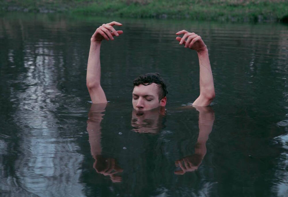  摄影:Kyle Thompson
超现实主义
孤独是人生的常态