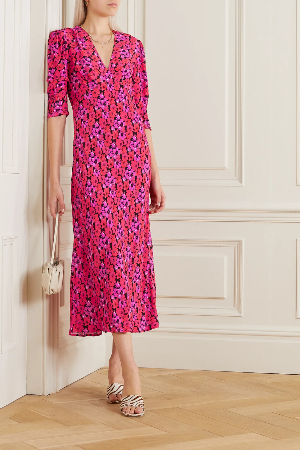 RIXO 这款 “Zadie” 连衣裙在 #HumansOfRixo 品牌社群中广受追捧，每一季都以全新的印花和色彩为众人带去惊喜。单品以柔滑真丝裁成，艳丽裙身如同一片珊瑚色和粉色花海；斜裁裙摆精美飘逸，平行绉缝袖口令短袖稍显丰盈。何不充分利用 V 字领型，为美颈点缀小巧的复古吊坠？