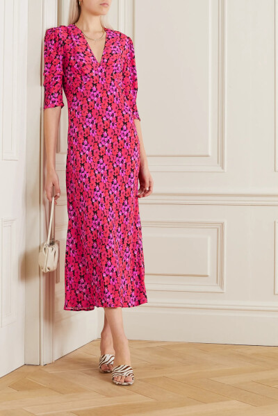 RIXO 这款 “Zadie” 连衣裙在 #HumansOfRixo 品牌社群中广受追捧，每一季都以全新的印花和色彩为众人带去惊喜。单品以柔滑真丝裁成，艳丽裙身如同一片珊瑚色和粉色花海；斜裁裙摆精美飘逸，平行绉缝袖口令短袖稍显…