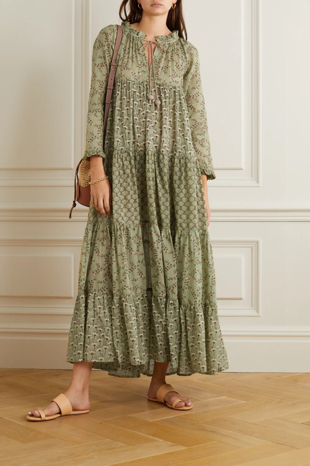 2007年，Yvonne Sporre 为一次慈善筹款活动设计了限量发售的 “Hippy” 超长连衣裙，一时俘获了不少时尚大热的芳心。当时的作品如今历经焕新演绎，已然成为了其个人品牌 Yvonne S 的经典畅销款式。这一版本裁自纯棉巴里纱，每一层皆印有不同的波西米亚风图案。缀有圆珠的领口抽绳可系成蝴蝶结，显得格外甜美；随意松开则再添几分闲适自在之韵。