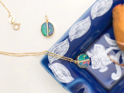 带着我的赤诚与热，奔向你
我的灿烂烟花都为你
来日方长，我总会遇到你。
18K金欧泊、钻石、珍珠