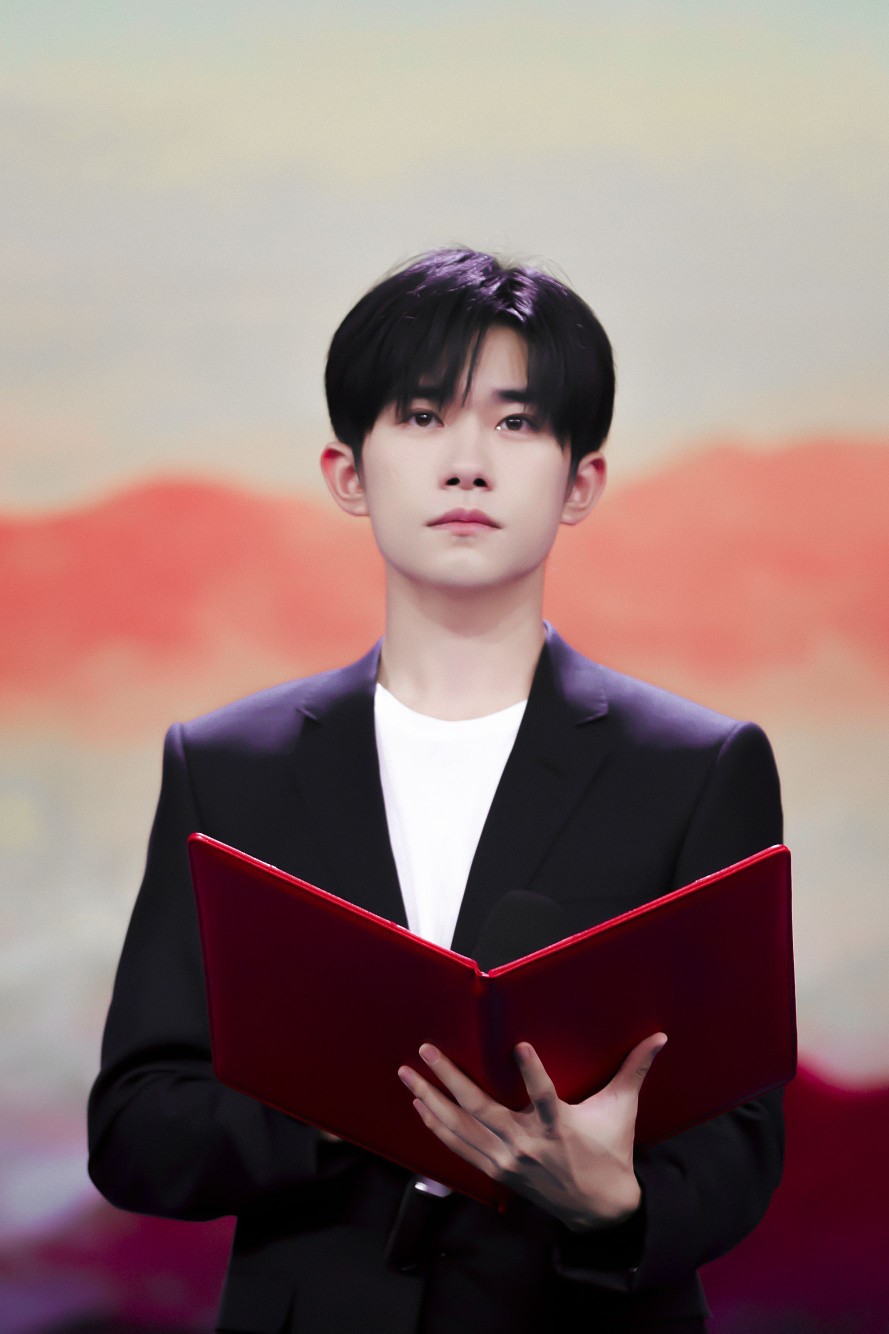 易烊千玺cctv最美教师发布仪式