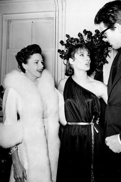 Backstage at the Biltmore Theater Judy and Warren Beatty are congratulating Elizabeth Ashley. ​​​