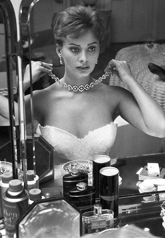 Sophia Loren preparing to meet the Queen Elizabeth II (a bottle of Joy by Jean Patou perfume at her dressing table), 1957
罗兰准备去觐见女王