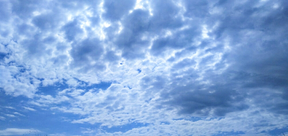 White clouds roam the blue sea in winter.
白云遨游在冬日的蓝色大海