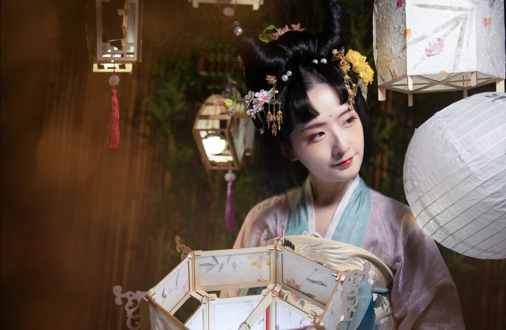 ‘忆对中秋丹桂丛，花也杯中，月也杯中。’