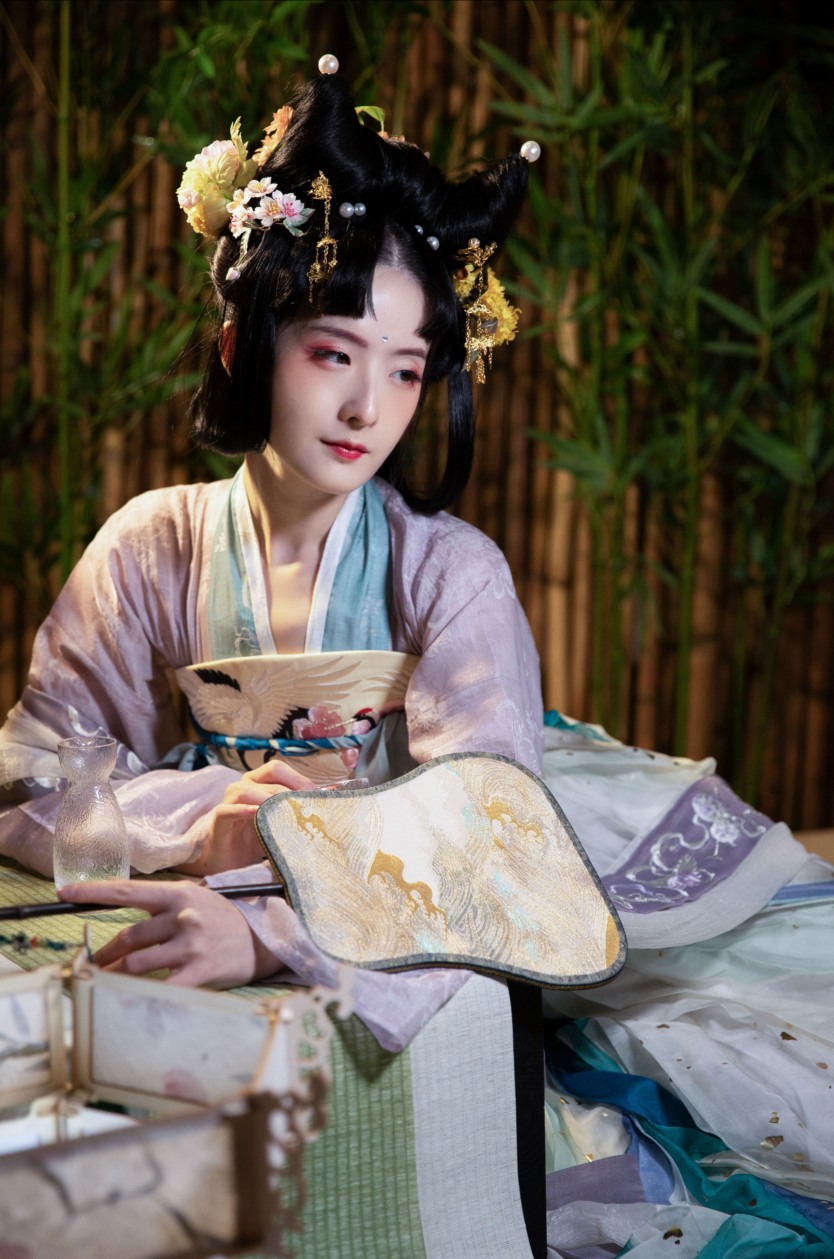 ‘忆对中秋丹桂丛，花也杯中，月也杯中。’