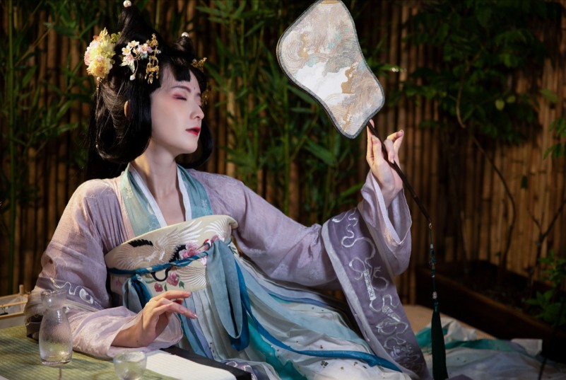 ‘忆对中秋丹桂丛，花也杯中，月也杯中。’