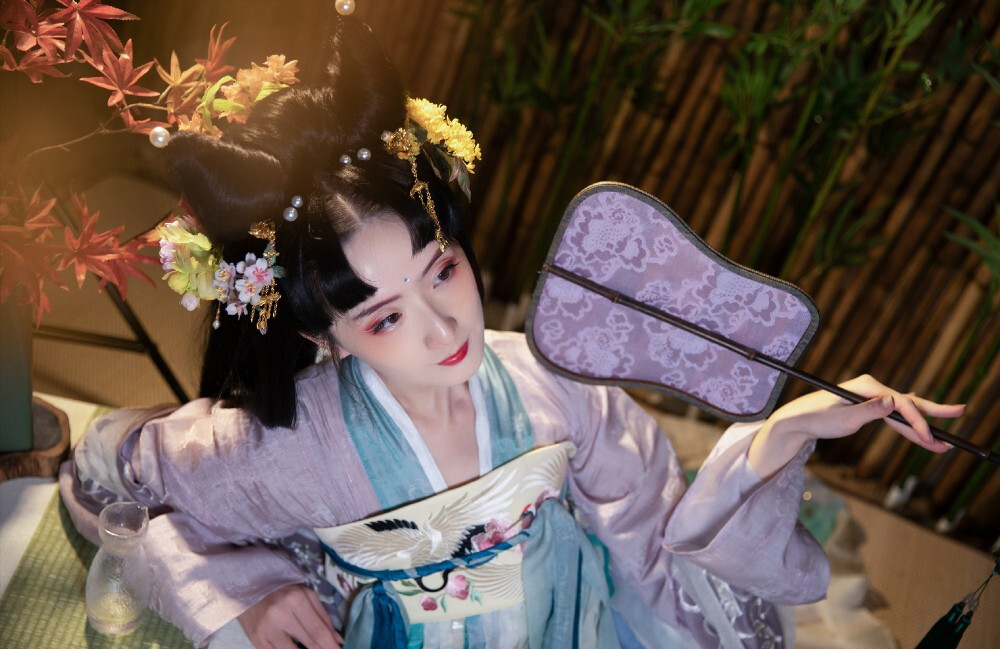 ‘忆对中秋丹桂丛，花也杯中，月也杯中。’