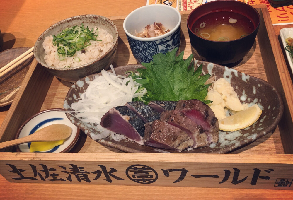 定食セット
乌冬面 荞麦面 海鲜饭 蒸蔬菜
うどん そば 海鮮丼 蒸野菜