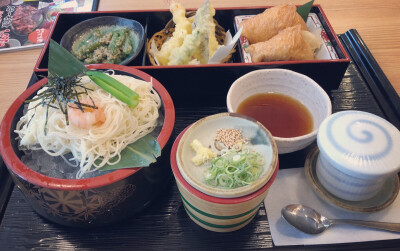 定食セット
乌冬面 荞麦面 海鲜饭 蒸蔬菜
うどん そば 海鮮丼 蒸野菜