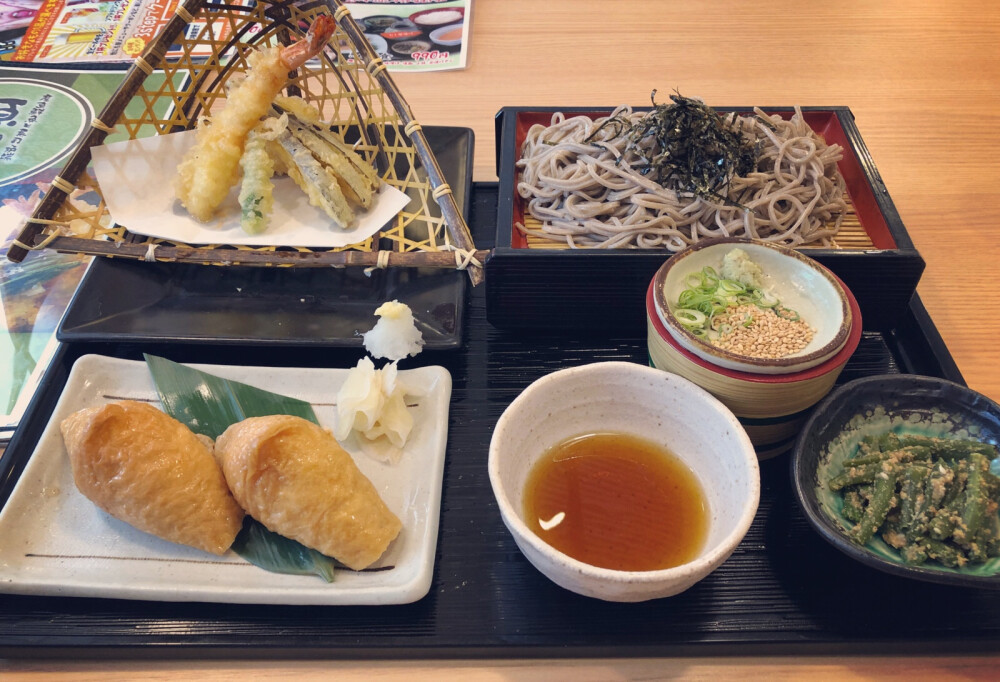 定食セット
乌冬面 荞麦面 海鲜饭 蒸蔬菜
うどん そば 海鮮丼 蒸野菜