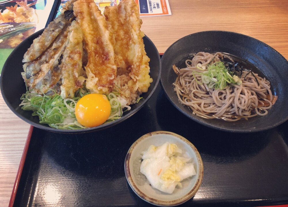 定食セット
乌冬面 荞麦面 海鲜饭 蒸蔬菜
うどん そば 海鮮丼 蒸野菜