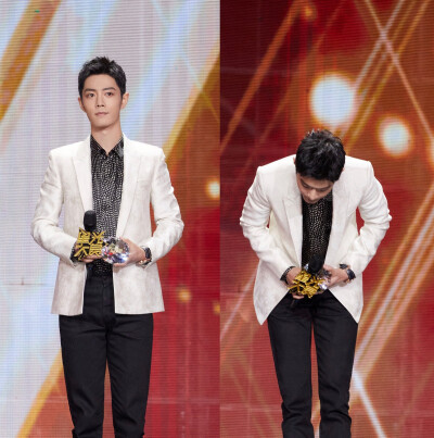 工作室12.20【舞台图送上。音符游走，型动魅力，点亮星光。】【飞越星河，霞津锦浪动。恭喜@X玖少年团肖战DAYTOY 获得2020#腾讯视频星光大赏# “VIP之星”荣誉。仰望星空，脚踏实地，未来不设限，步履不停歇。】