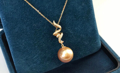 金珍珠螺旋钻石项链，11-12mm正圆强光金珍珠，抽拉式y字形设计，可自由调节珍珠吊坠的长度～