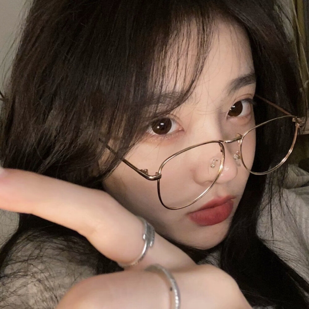 女