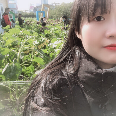 我建议你喜欢我一下 毕竟现在那么冷 我又那么甜 而且还暖 和我在一起 可以每天都又甜又暖