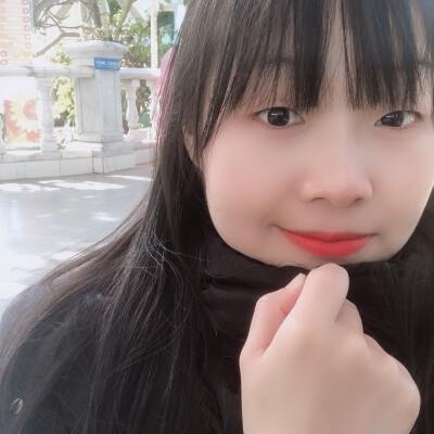 我建议你喜欢我一下 毕竟现在那么冷 我又那么甜 而且还暖 和我在一起 可以每天都又甜又暖