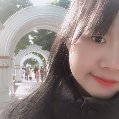 我建议你喜欢我一下 毕竟现在那么冷 我又那么甜 而且还暖 和我在一起 可以每天都又甜又暖