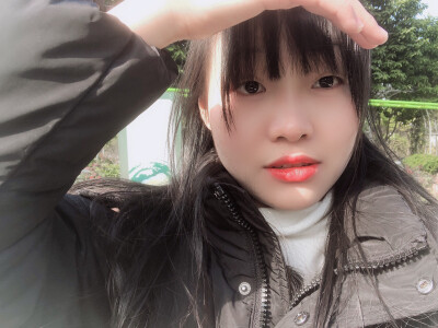 我建议你喜欢我一下 毕竟现在那么冷 我又那么甜 而且还暖 和我在一起 可以每天都又甜又暖