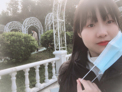 我建议你喜欢我一下 毕竟现在那么冷 我又那么甜 而且还暖 和我在一起 可以每天都又甜又暖