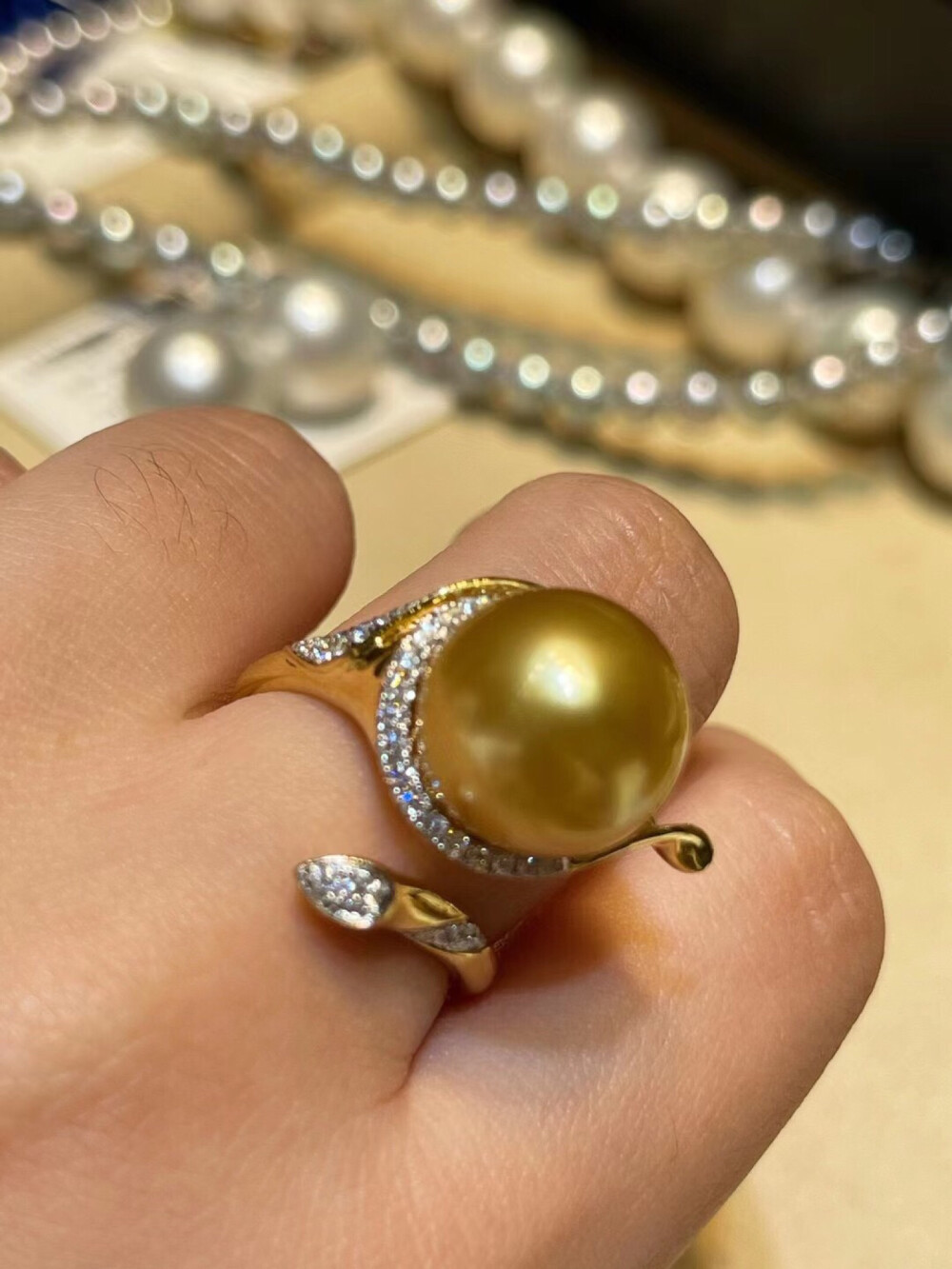 浓金马蹄莲珍珠戒指 完美无瑕
13MM 天然正圆浓金 18K钻石