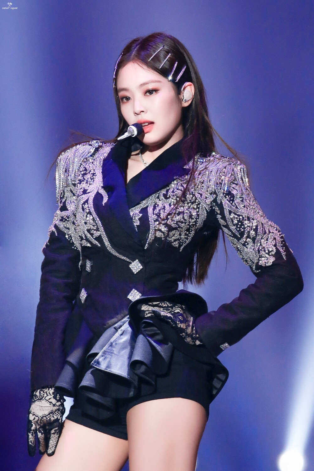 Jennie
Cr. logo