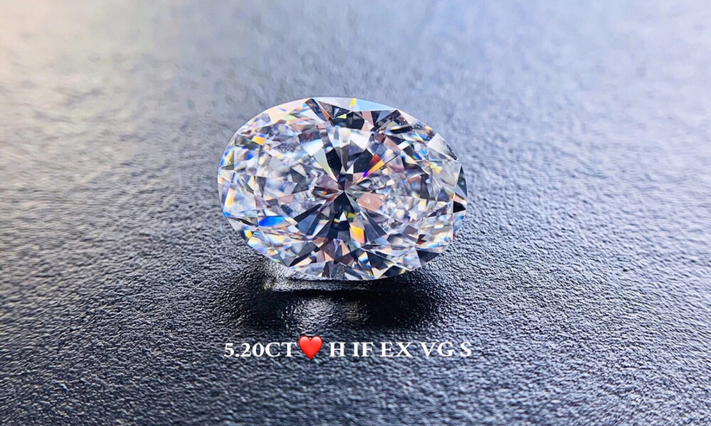 【520鸽子蛋来袭】
5.20ct H IF EX VG S
绝佳的情人节礼物，可遇不可求的重量，寓意就不用多说了，而且还是无暇IF净度，也是近两年最热门的鸽子蛋椭圆形