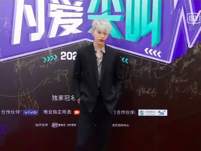 陪男朋友参加出席活动