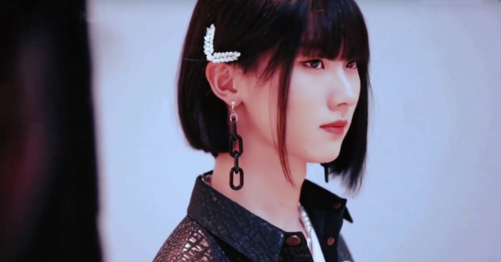 我举报！猫捡球用脸鲨人！ヽ(#`Д´)ﾉ
马姐为什么这么好看啊啊啊啊啊啊啊！
这不是ns 这是神颜
花絮截图自修
