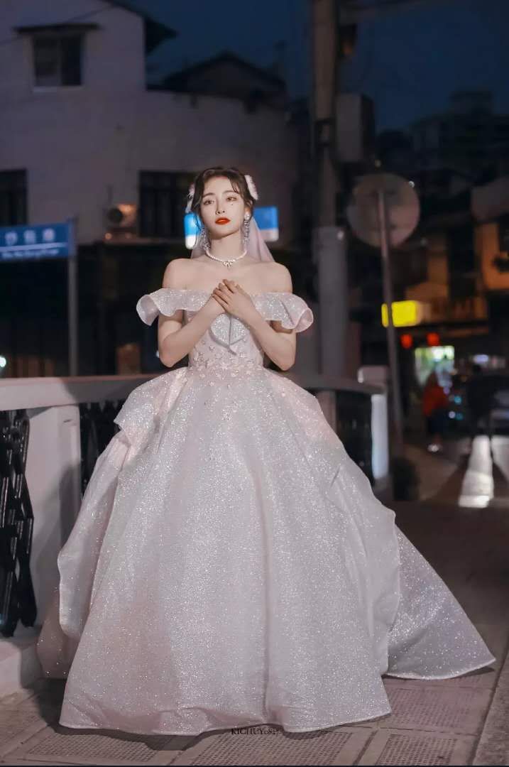 许佳琪的这组婚纱照真的好好看。（非粉存图）