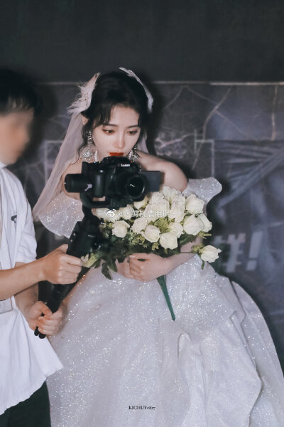 许佳琪的这组婚纱照真的好好看。（非粉存图）
