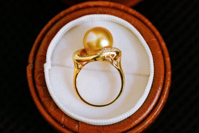 日本成品，18K金钻石浓金珍珠戒指，钻石近12分，12mm正圆无暇天然茶金色 浓金南洋珠！沉甸甸实打实的厚金戒臂