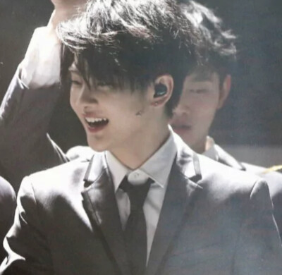 我见鱼市星宿，暗哑于深秋。