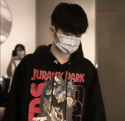 我见鱼市星宿，暗哑于深秋。