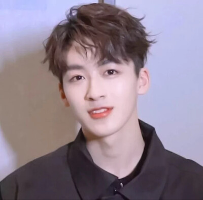 我见鱼市星宿，暗哑于深秋。