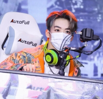 我见鱼市星宿，暗哑于深秋。