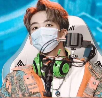 我见鱼市星宿，暗哑于深秋。